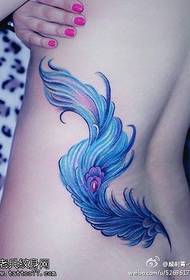 kvinnlig midja färg fjäder tatuering mönster