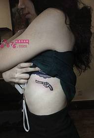 obraz tatuaż dziewczynka rewolwer po stronie talii