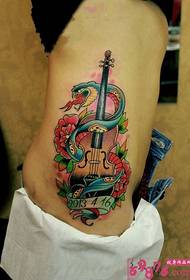 imagen de tatuaje de cobra y guitarra en la cintura