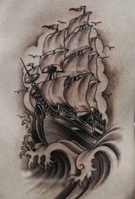 juosmens klasikinis juodos ir baltos burlaivio modelio tatuiruotės paveikslas