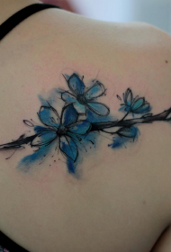 modello di tatuaggio ramoscello fiore blu stile acquerello posteriore
