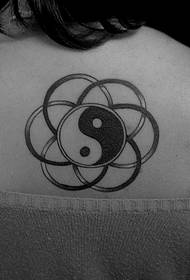 motif de tatouage de potins noir et blanc yin et yang