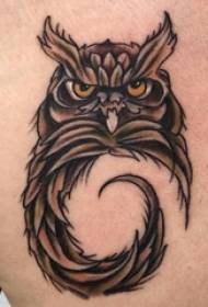 i ragazzi tornano dipinti ad acquerello con disegni creativi di tatuaggi di gufo prepotente
