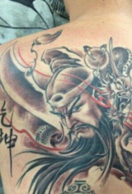 mans se rugpersoonlikheid Guan Gong en Long Han tatoeëerpatroon