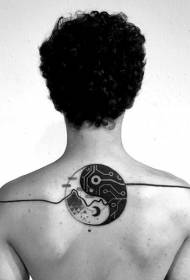yin i yang trač simbol crni uzorak tetovaža leđa