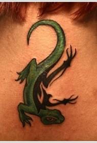 liog nga Green ug itom nga pattern sa tattoo sa butiki