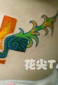 een mooi gekleurd kruis tattoo-patroon op de taille van het meisje