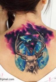 cervo geometrico colorato sul retro con motivo tatuaggio cielo stellato