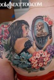 retour style femme de couleur avec motif de tatouage de fleur miroir