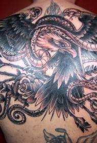 hrbtni črno-beli orel v kombinaciji z vzorcem tetovaže kač in puščic