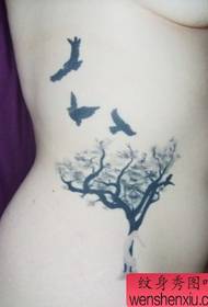 الخصر ابنة الجانب شجرة صغيرة مع نمط الوشم الطيور