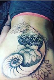 Vajzë tatuazhi Lotus vajzë prapa fotografisë së lotusit lotus
