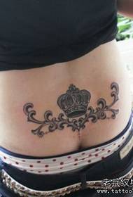 vita di bellezza con una corona e un disegno del tatuaggio fiore di vite