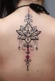 ljepota tetovaža: prekrasna crno-siva ubodna tetovaža na leđima djevojke