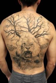 realistiese styl brullende leeu en groot boom terug tattoo patroon