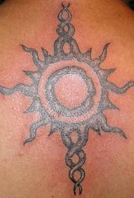 tillbaka tribal sun symbol tatuering mönster