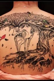 милый олененок с большим рисунком татуировки дерева и птицы