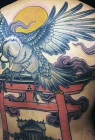 späť farebný veľký vták s chrámom a vzorom tetovania na slnku