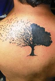 Обратен модел на татуировка на дърво от черна пепел