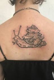 слика мале животиње тетоважа леђа пужа и жаба