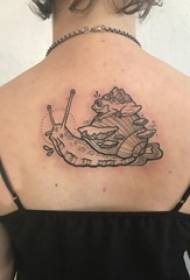 diki mhuka yemusikana musikana kumashure sakura uye frog tattoo mufananidzo