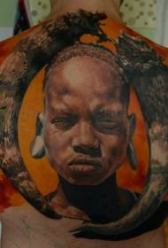 värvi-hõimu mehe portree tätoveeringumustri realistlik stiil