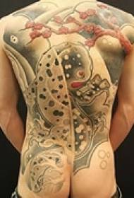 момиче гръб арт татуировка