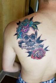 Таттоо дјевојка са сликом тетоваже леђа лобање