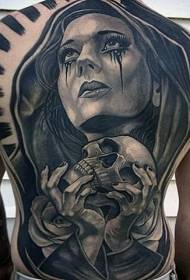 torna incredibile donna misteriosa in bianco è neru cù un mudellu di tatuaggi di rosa cranio