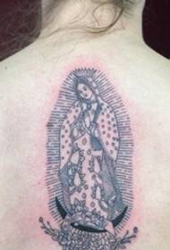 la donna è tornata sulla squisita immagine del tatuaggio Guanyin in stile linea sottile nera