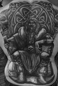 Războinic veteran în stil fantastic celtic, cu model de tatuaj pe tron