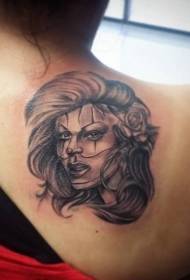 Modello tradizionale del tatuaggio del ritratto della donna di colore posteriore