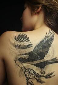 padrão de tatuagem de volta realista estilo preto e branco corvo e apanhador de sonhos