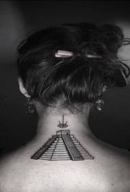 背中の小さな黒いマヤのピラミッドタトゥーパターン