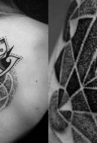 zréck schwaarze Punkt Dorn Schmetterling a geometrescht Tattoo Muster