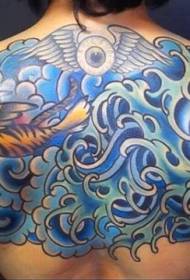 πίσω ασιατικό στυλ πολύχρωμο τίγρη και κυματιστό μοτίβο τατουάζ