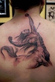 indietro bellissimo motivo colorato tatuaggio centauro e freccia