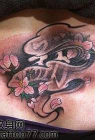 kecantikan pinggang pola tato bunga sakura yang indah