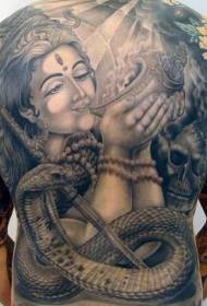 Πίσω ινδουιστική μαύρη γυναίκα με μοτίβο τατουάζ κρανίου και φιδιού