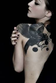 corvo nero con un modello di tatuaggio rotondo