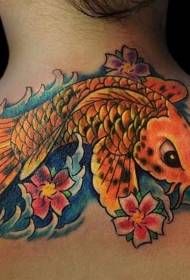 Carpa dorada de estilo asiático y patrón de tatuaje floral ondulado en la espalda