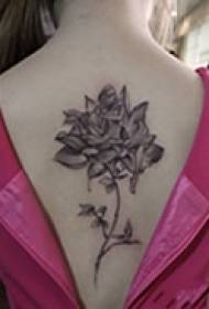 Tatuaggio con motivo a rose art retro ragazze
