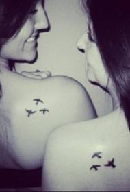приятелки обратно черно проста контура творчески птица татуировка снимка