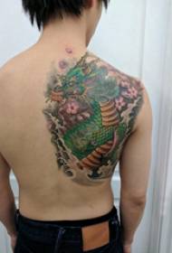 Lidojošā pūķa tetovējuma figūra vīrieša muguras pūķa tetovējuma attēlā