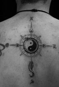 volta en branco e negro Brújula con patrón de tatuaxe de símbolo de yin e yang