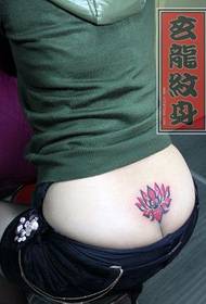 lány derékán szép megjelenésű totem lótusz tetoválás mintát