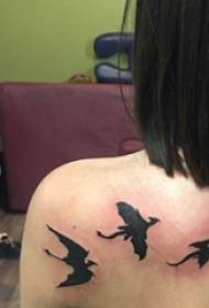 鸟纹身 女生背部鸟纹身图片