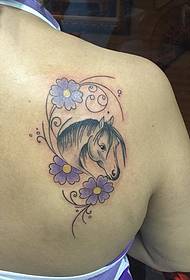modello piccolo tatuaggio cavallo fresco sul retro