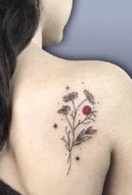 Eine Reihe von kreativen Stech-Tattoos mit roten Punkten auf der Rückseite
