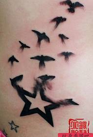 un modello di tatuaggio a forma di uccello a cinque punte in vita